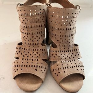 Maurice’s healed sandals with cutouts. Check out all the details! Size 7